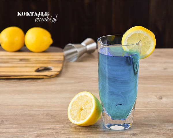Drink z wódką Blue Lagoon, Błękitna Laguna o błękitnej barwie dzięki Blue Curacao.