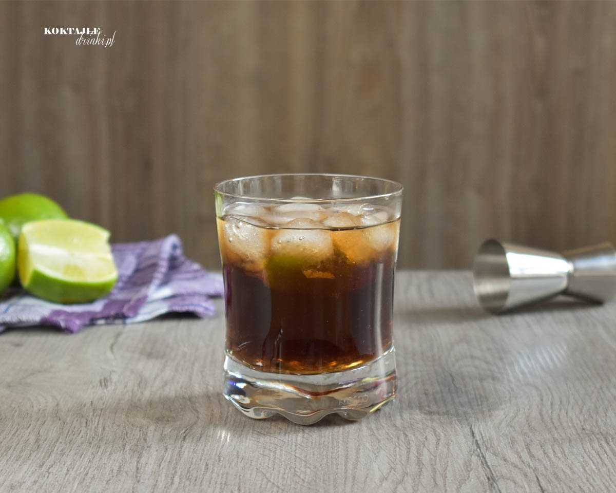 Ciemno brązowy czy też czarny drink z rumem, Cuba Libre do złudzenia przypominający Coca Cole