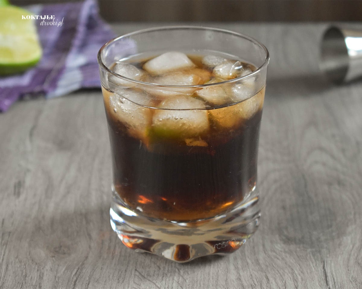 Ujęcie w zbliżeniu na ciemno brązowy drink przypominający Coca-Cole - czyli Cuba Libre