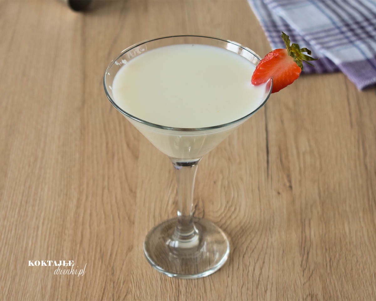 Drugie ujęcie na mleczny drink z malibu w kieliszku martini czyli Milk Temptation
