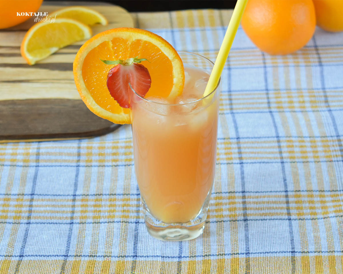 Ujęcie drugie na drink Mistolin bardziej z góry w otoczeniu mocno pomarańczowym.