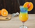 Drink Paradise Bay (Rajska Zatoka) złożony z 4 kolorowych warstw: czerwonej, pomarańczowej, zielonej i błekitnej.
