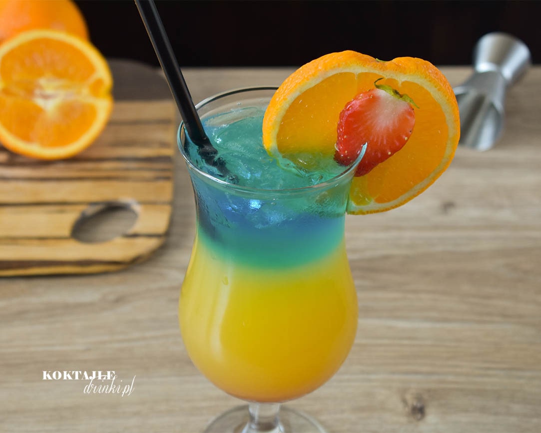 Drink Paradise Bay (Rajska Zatoka) w ujęciu drugim złożony z 4 kolorowych warstw: czerwonej, pomarańczowej, zielonej i błekitnej.