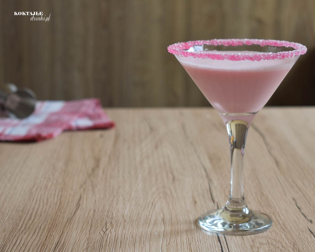 Drink z malibu, Pink Lady po prawej stronie kadru, o barwie różowej.