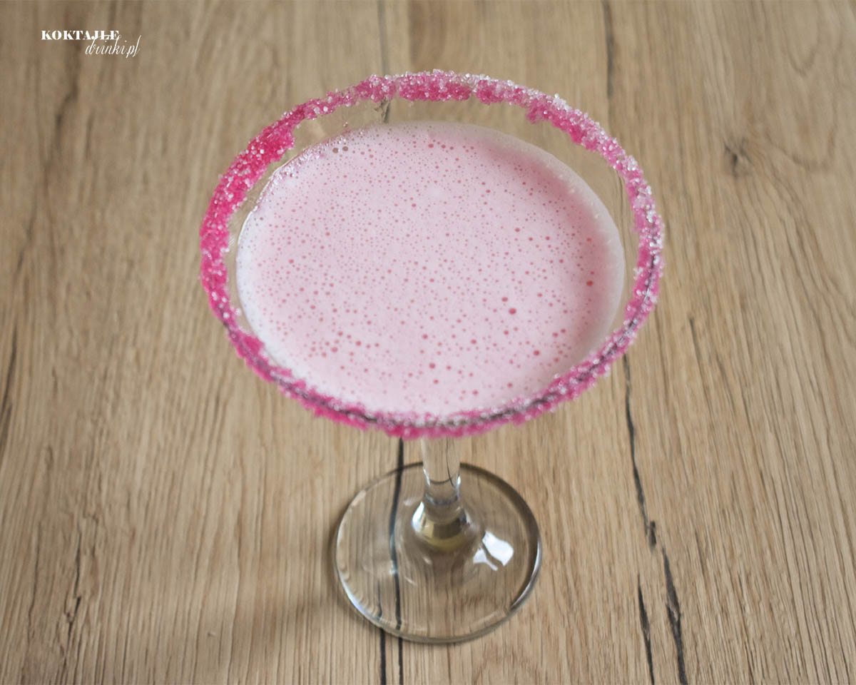 Ujęcie drugie na drink Pink Lady, tym razem z góry, zbliżenie na crustę różową.
