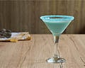 Drink Błękitne Malibu o barwie jasno niebieskiej z crustą z cukru i Blue Curacao.