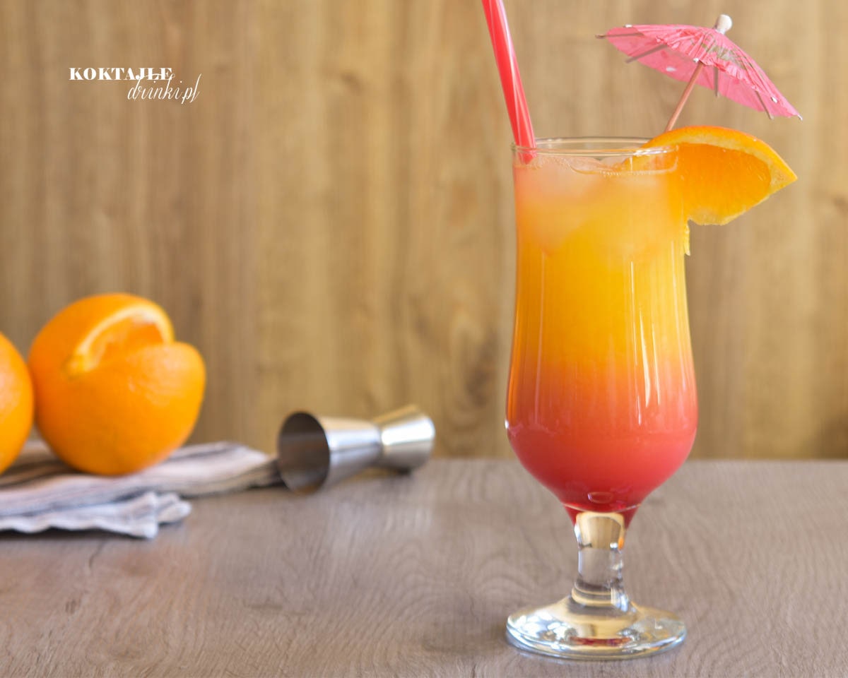 Drink Tequila Sunrise z wyglądu przypomina wschód słońca. Z samego dołu drinka wyłania się czerwona poświata, na górze pomarańcz.