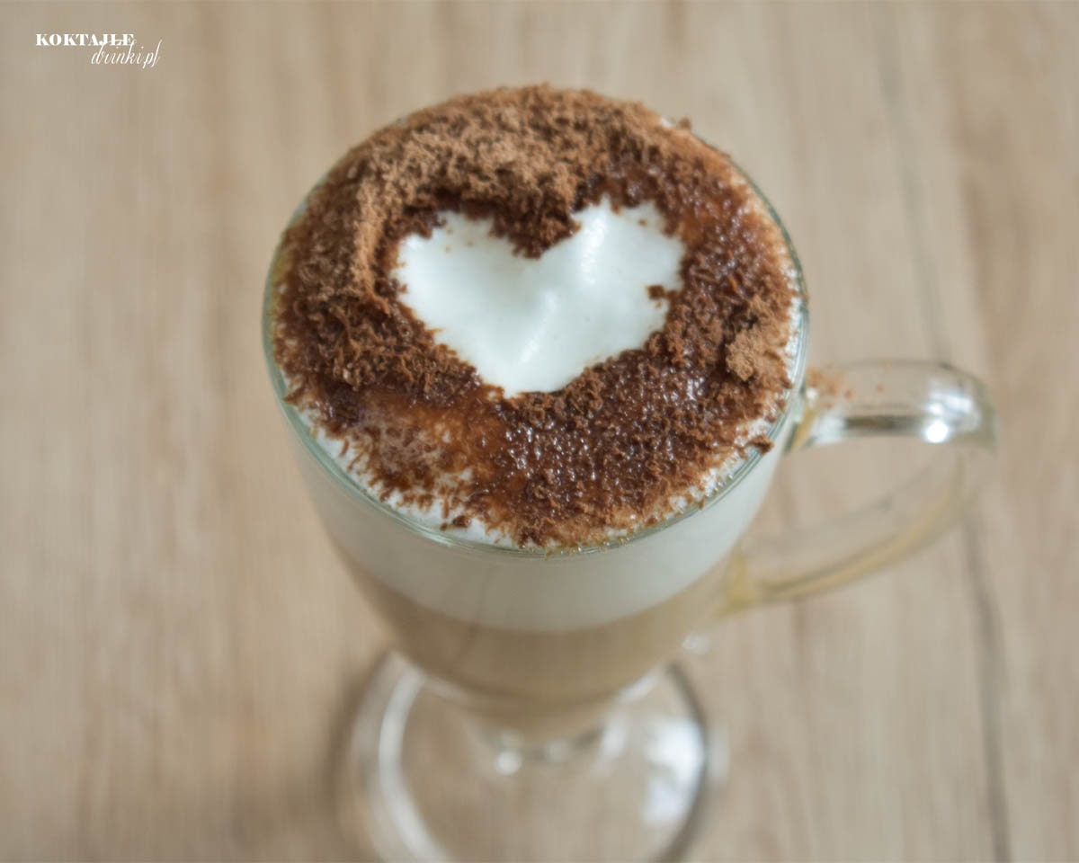 Widok z góry na Caffe Latte, zbliżenie na posypkę z czekolady w kształcie serca.