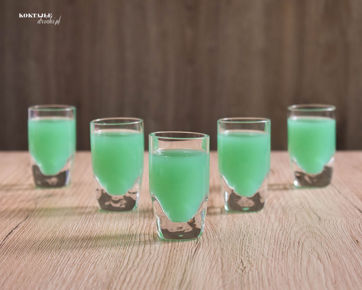 Widok na pięć shotów z wódką, Zielona Ropucha o kolorze zielonym.
